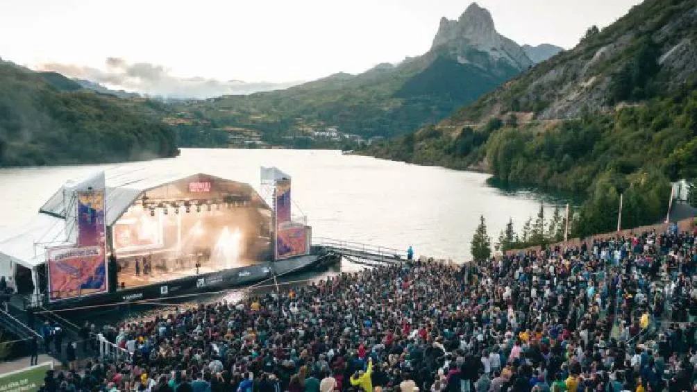 Escenario flotante del Pirineos Sur / RS