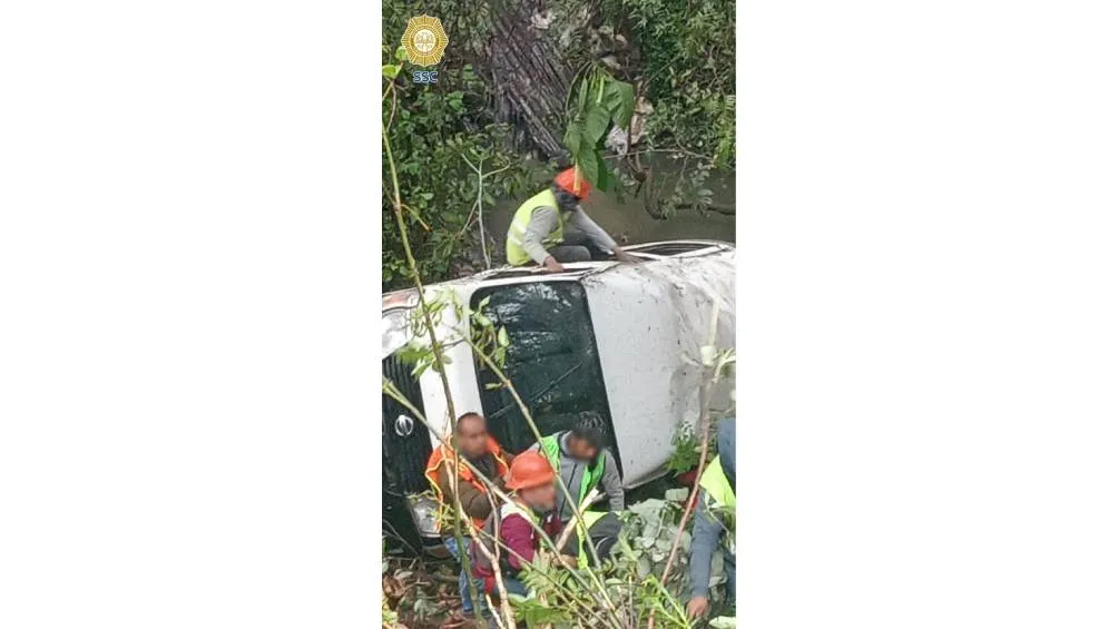 De acuerdo con los primeros reportes, la unidad circulaba por un camino utilizado para labores de obra./ SSC