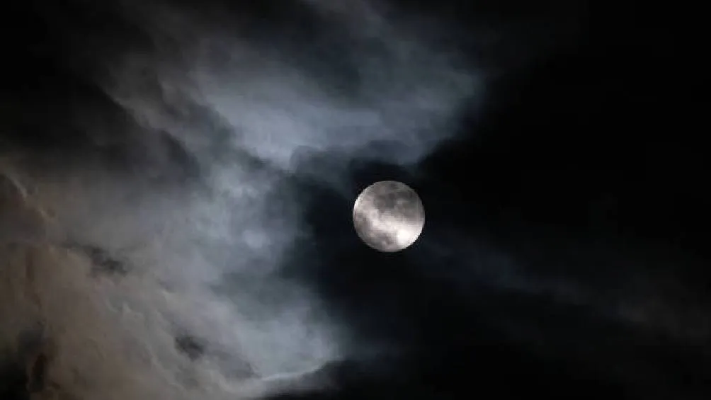 Durante su trayecto nocturno, podrá apreciarse acompañada de formaciones estelares como el Triángulo de Verano. / Pixabay