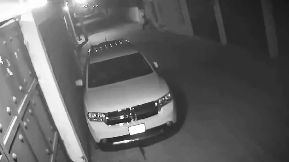 El clip, registrado durante la madrugada en una calle aparentemente sola, muestra a una figura oscura montada a caballo. / Captura de pantalla