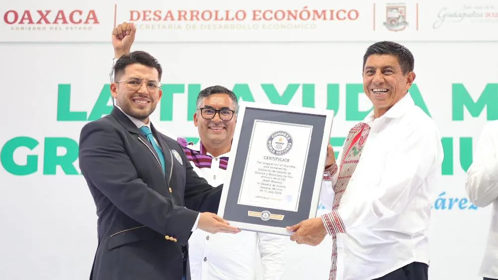 La tlayuda gigante fue creada uniendo porciones individuales de este emblemático platillo | X