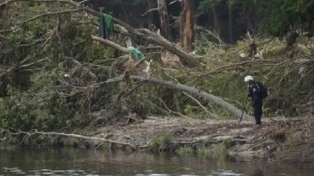Las tormentas en Texas han dejado más de un centenar de víctimas y decenas de desaparecidos, entre ellos niños y adultos mayores. / AP