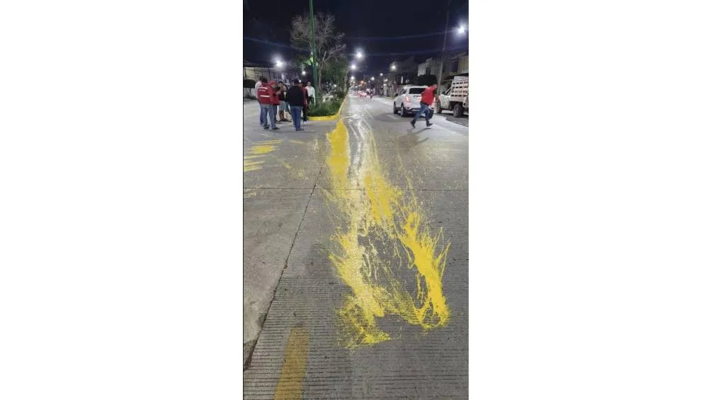 un motociclista arrojó una cubeta de pintura amarilla sobre la avenida Himno Nacional./ RS