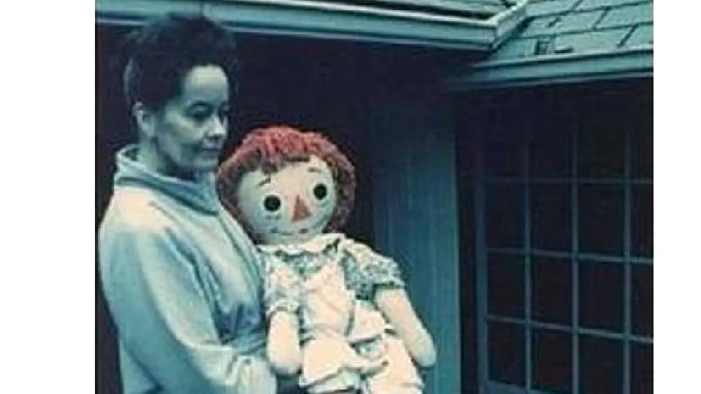 La muñeca fue retirada del domicilio y trasladada al Museo del Ocultismo de los Warren, en Monroe, Connecticut. / RS