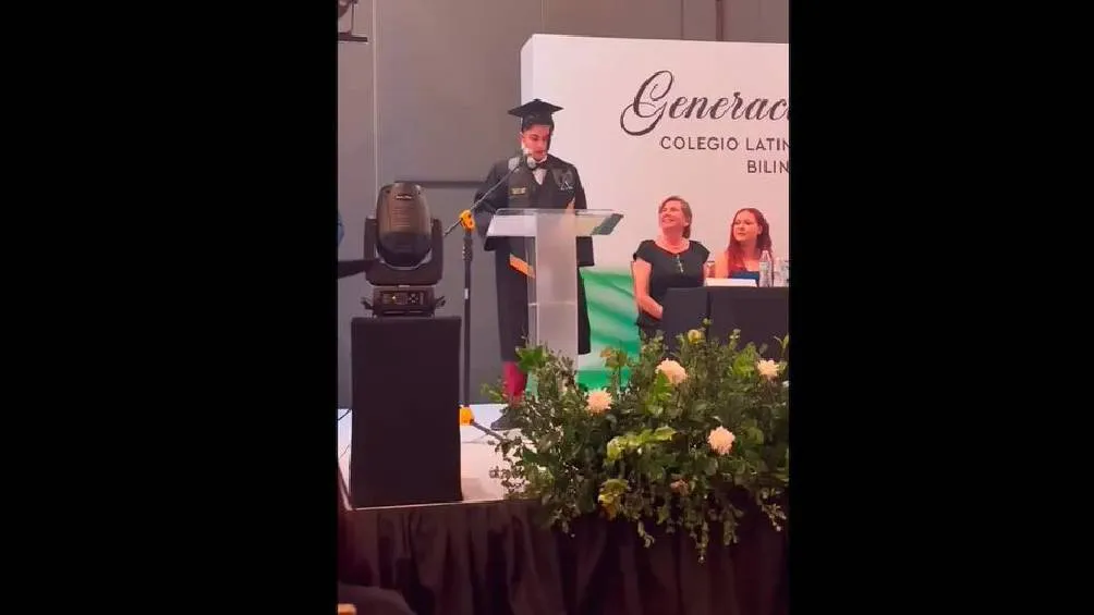 Lo que parecía un discurso tradicional, pronto captó la atención del público al reproducir con exactitud el monólogo del episodio “Graduación”. / Captura de pantalla