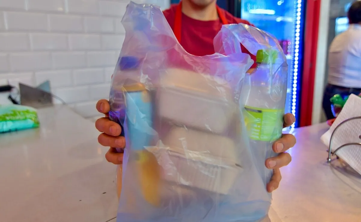 El plástico en los negocios tendrá que ser regulado de acuerdo a esta acción / Redes Sociales