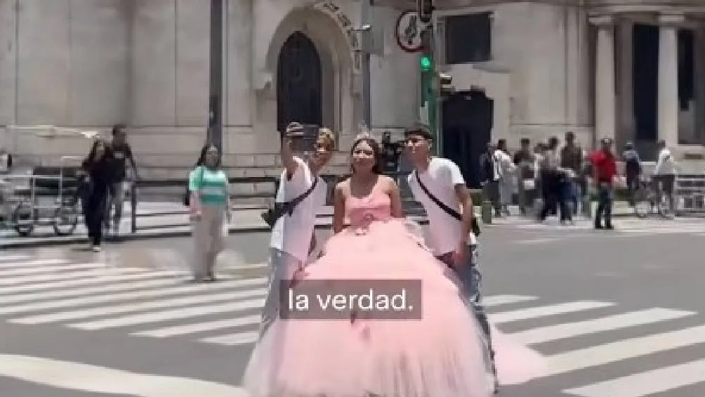 La quinceañera causó sensación entre los turistas que pasaban por el Eje Central/TikTok: @n.mas