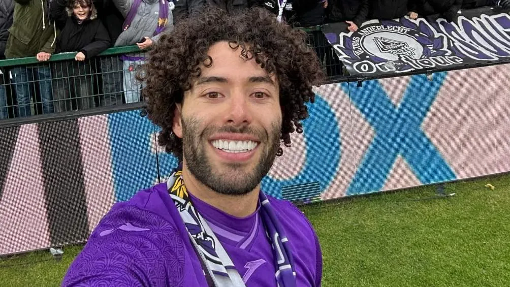 Chino Huerta con la afición de Anderlecht