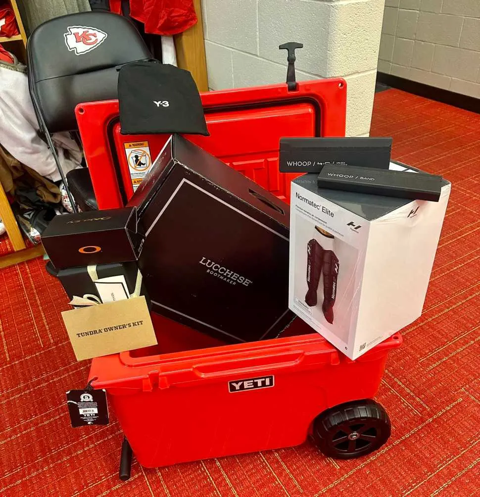 Regalos que dio Mahomes a sus compañeros | X: @heykayadams