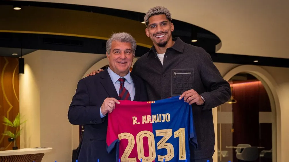 Araújo se queda hasta 2031 | @FCBarcelona