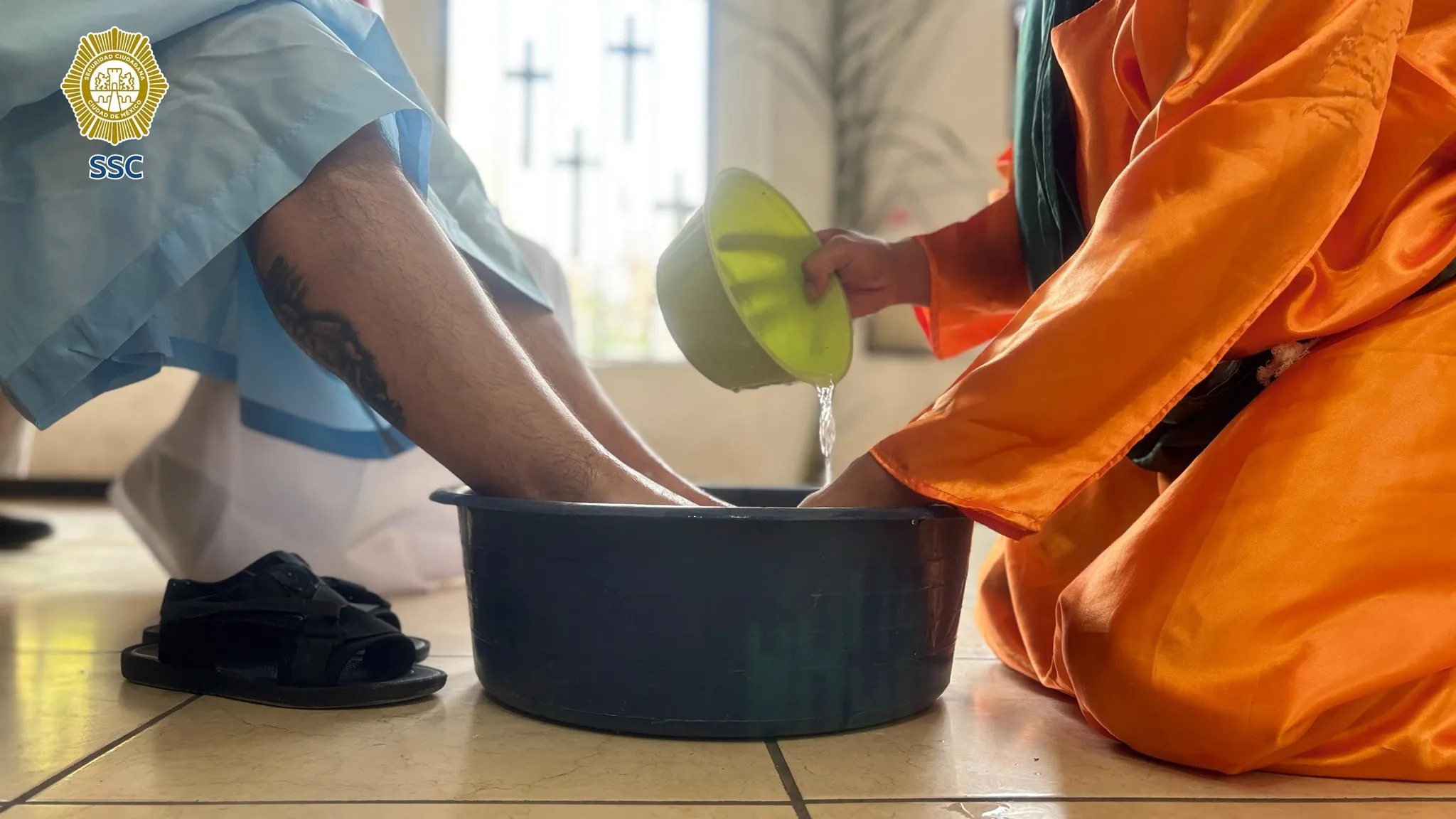 Las personas privadas de la libertad representaron el lavado de pies que hizo Jesús / FB: @PoliciaCDMX