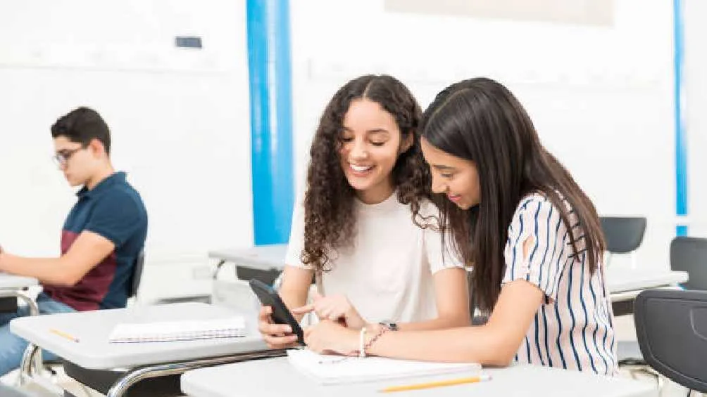 También se quieren prohibir el uso de celulares en escuelas/Pixabay