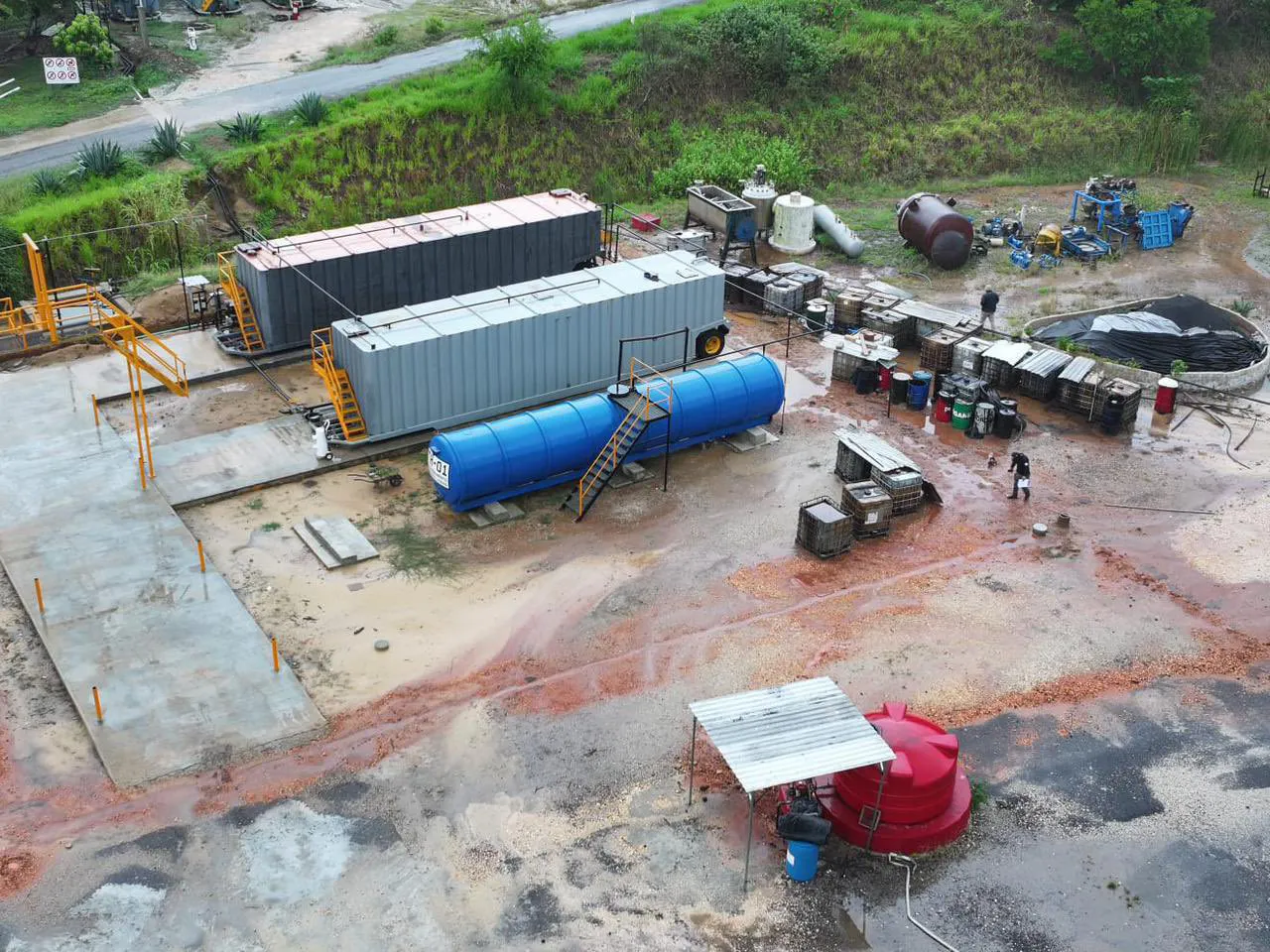 La mini refinería almacenaba 500 mil litros de crudo / Especial