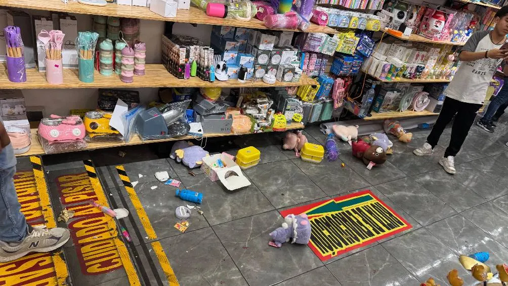 Los comercios establecidos sufrieron algunos destrozos/X