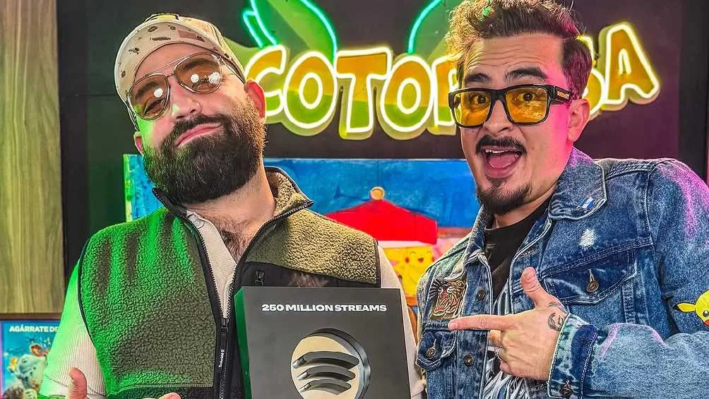 Ricardo Pérez conduce junto a Slobotsky el podcast La Cotorrisa/IG: @lacotorrisa