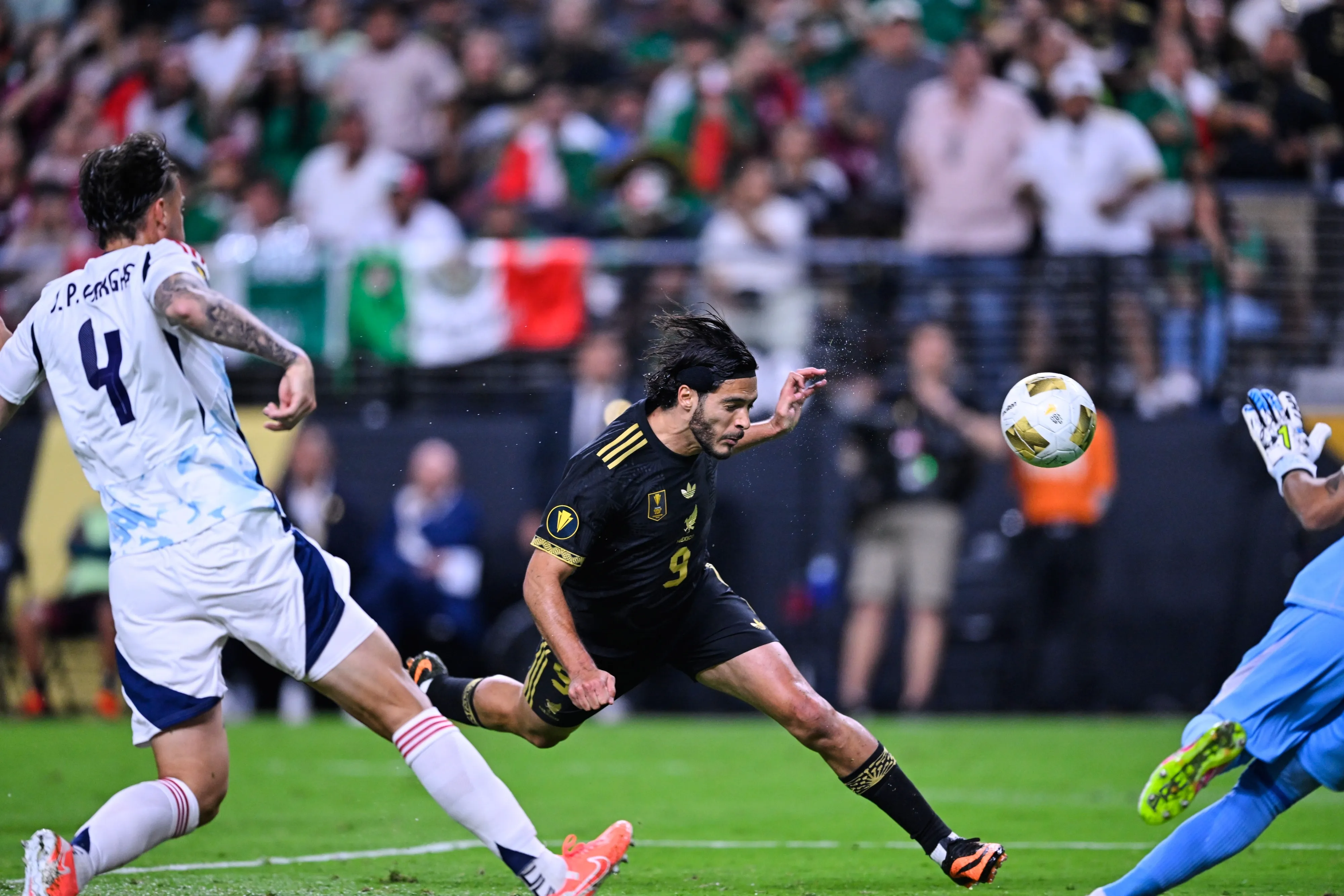 La jugada que pierde Jiménez frente a Keylor | MEXSPORT