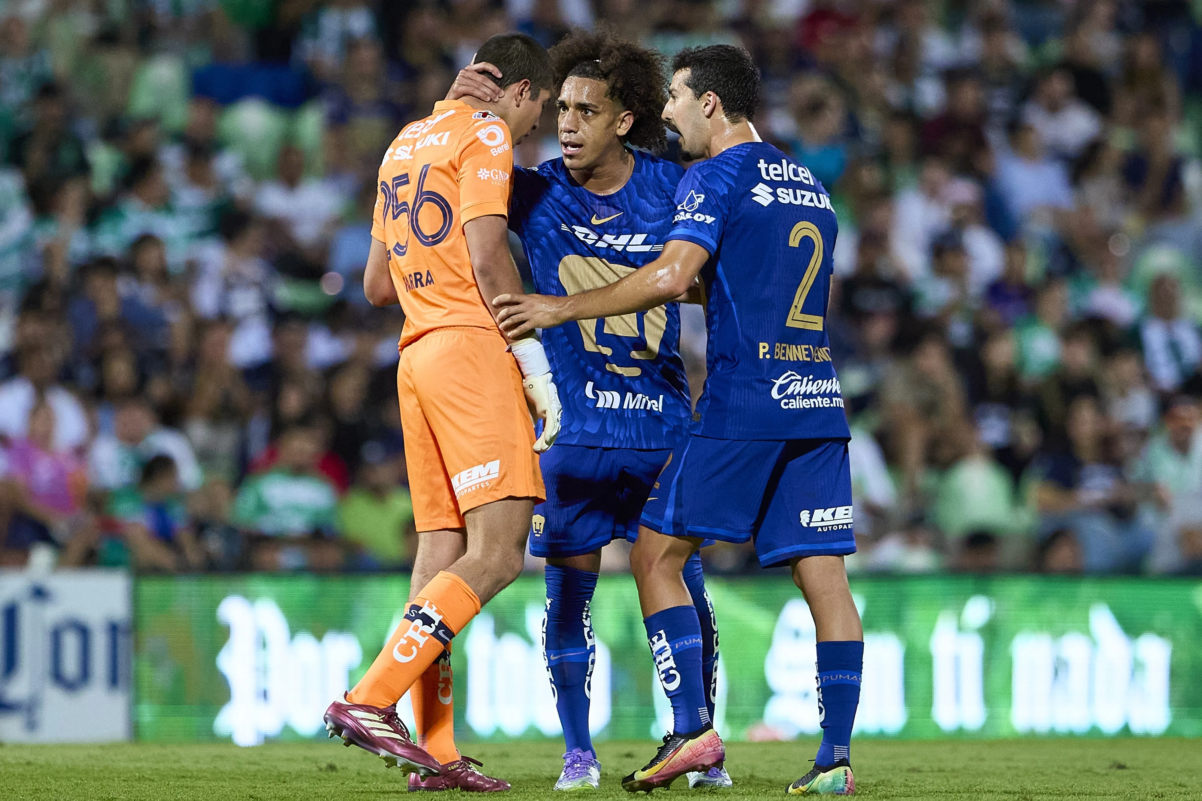 Sus compañeros consolaron a Parra durante el encuentro | MEXSPORT