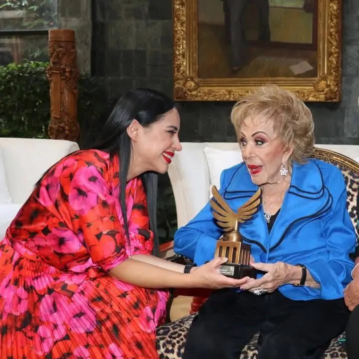 La exalcaldesa ha sido criticada por su fotos con los famosos / Redes Sociales