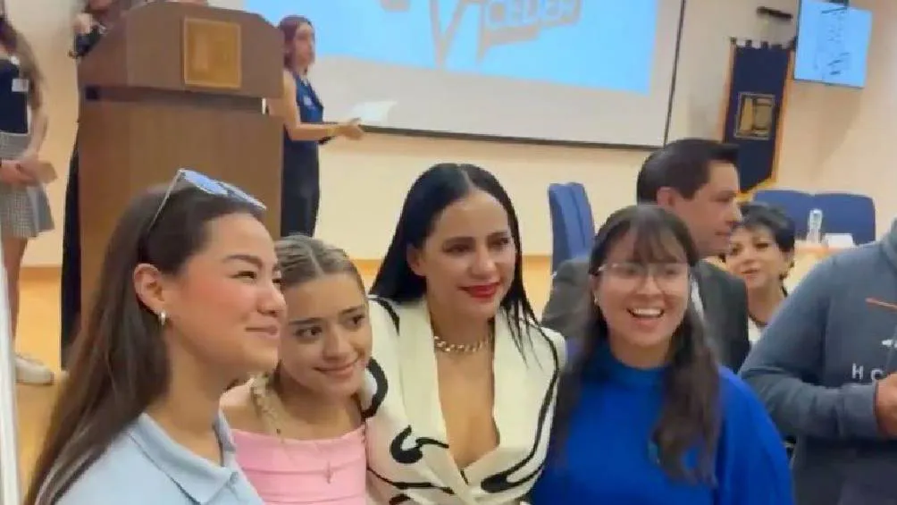 Algunos estudiantes le pidieron a Cuevas una foto/X