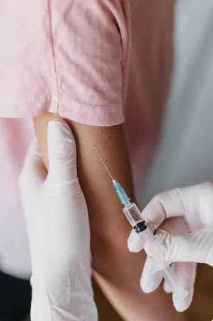 Las vacunas contra el sarampión están disponibles en los centros de salud / FREEPIK