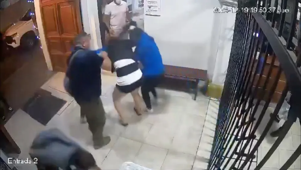 La saxofonista y su hermana golpearon a una mujer en un hospital de Oaxaca. / Redes Sociales