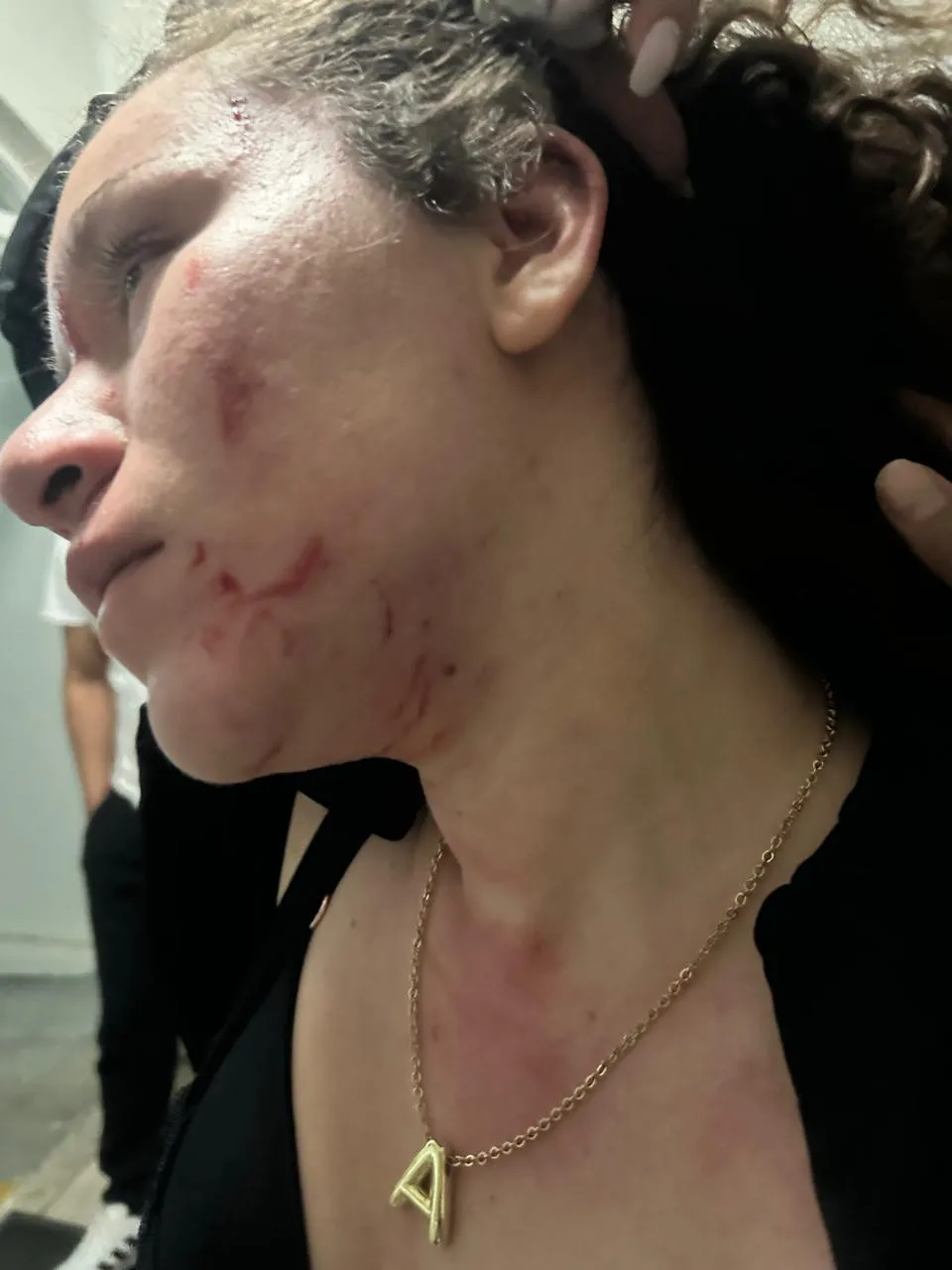 Andrea Montserrat trato de defenderse pero se vio superada. / Redes Sociales