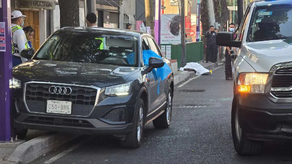 El cuerpo de la mujer quedó en el carro y el del hombre unos metros atrás/X