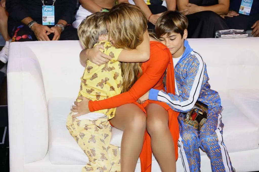 Uno de los pequeños canta y el otro toca la batería / FB: @shakira