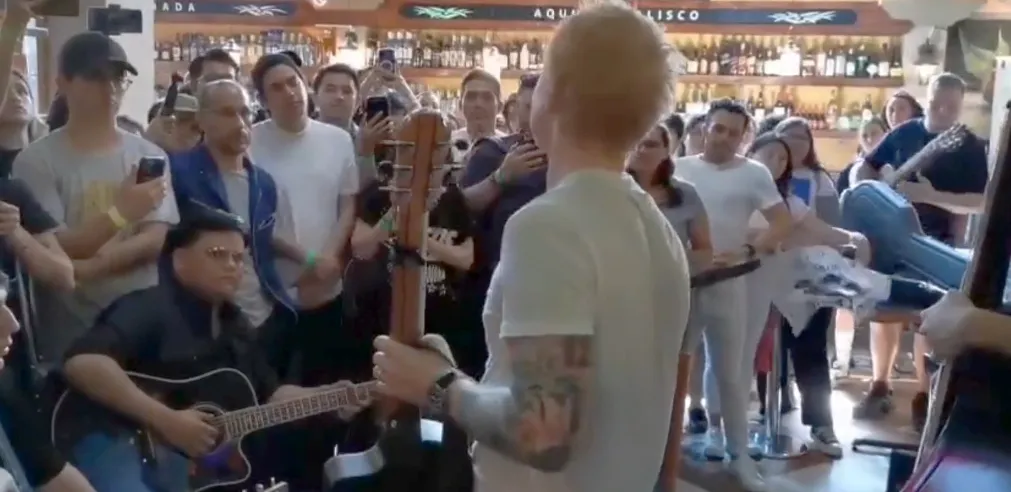 Ed Sheeran cantó 'Perfect' en versión corrido tumbado / Redes Sociales