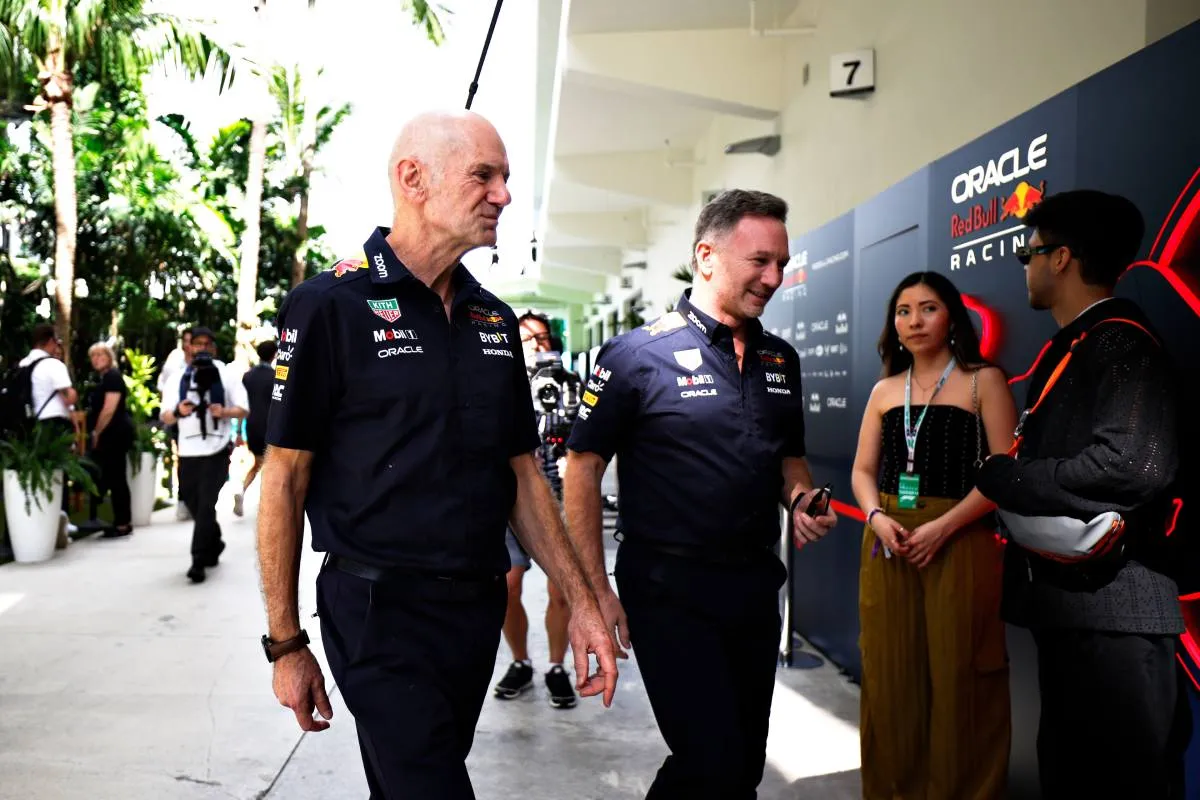 Adrian Newey y Christian Horner en el garage de Red Bull