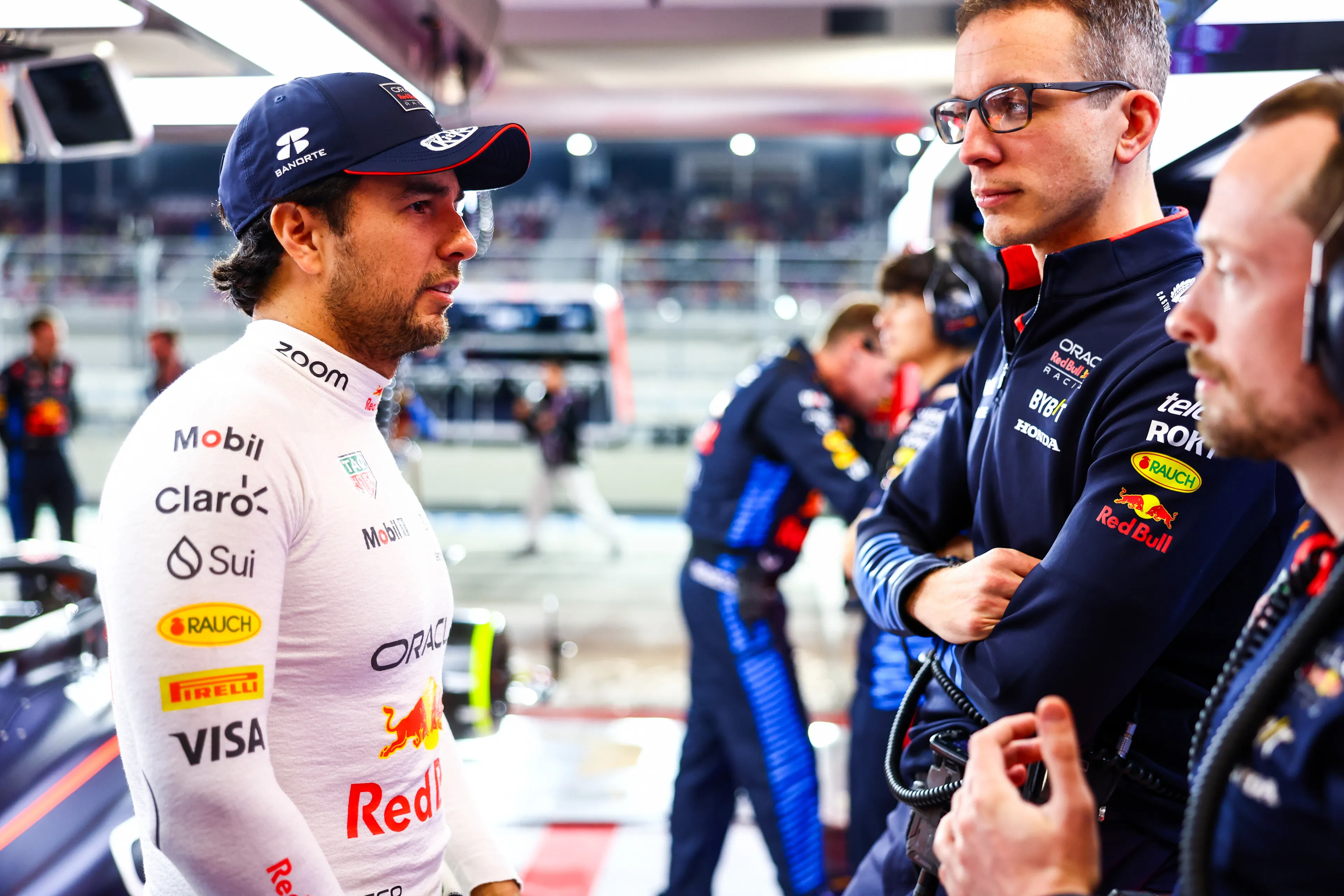 Checo Pérez sigue en boca de todos pese a no estar en la parrilla