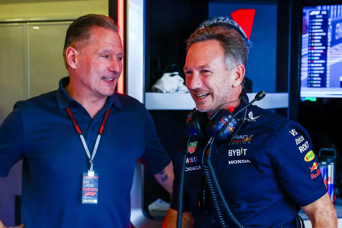 Jos Verstappen y Christian Horner en el paddock de Red Bull