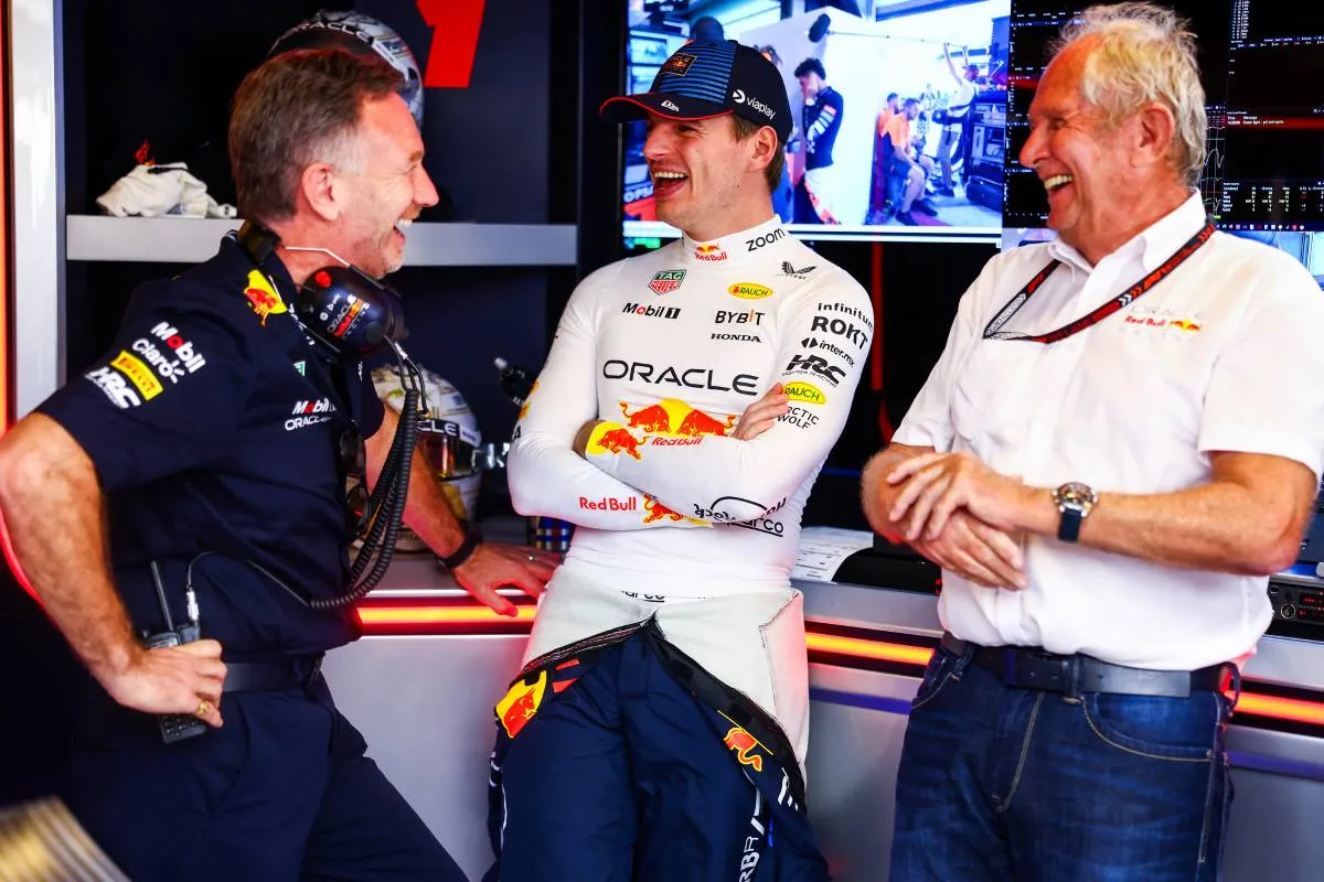 Horner, Max Verstappen y Helmut Marko con Red Bull
