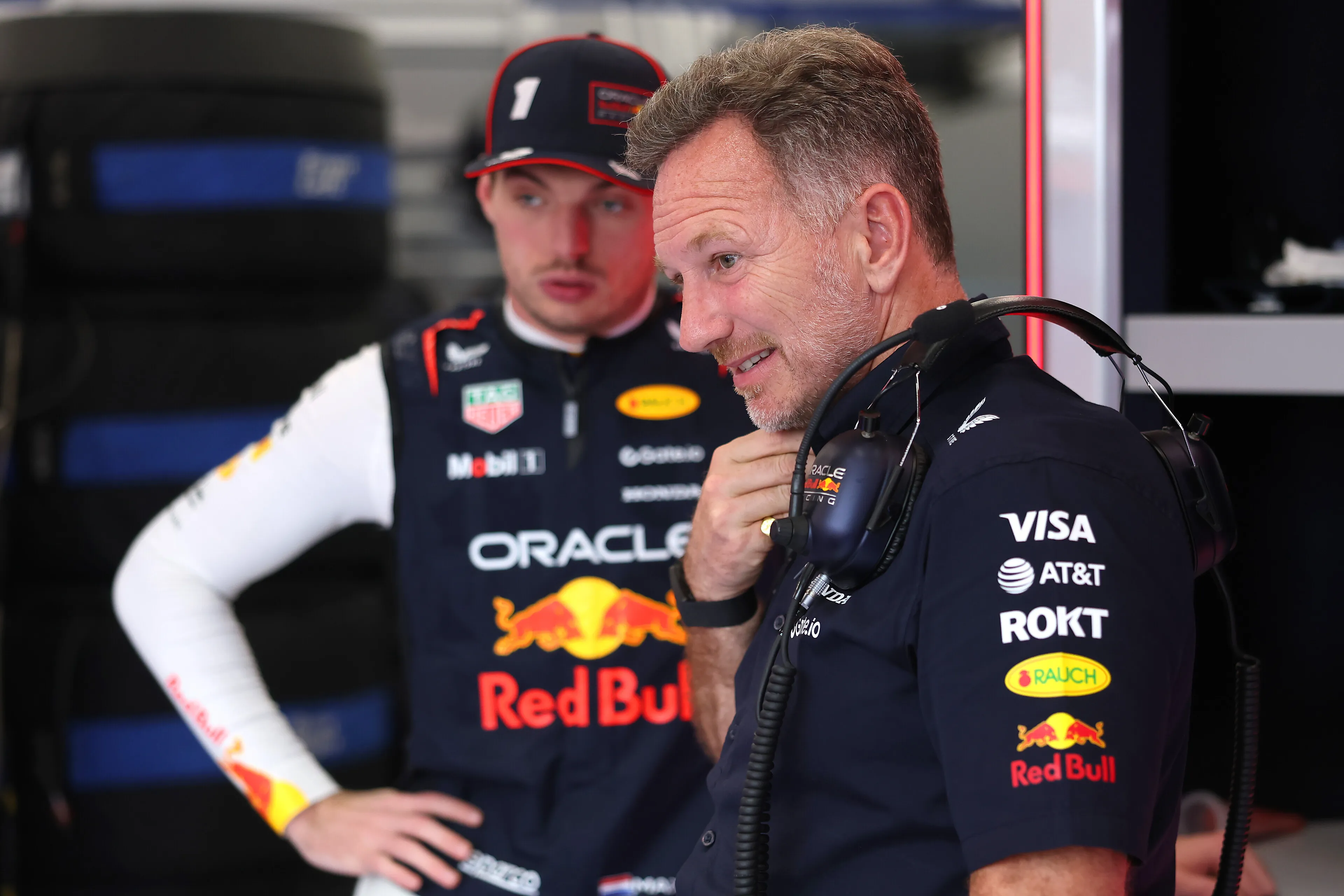 Horner y Verstappen en el garage de Red Bull en Jeddah