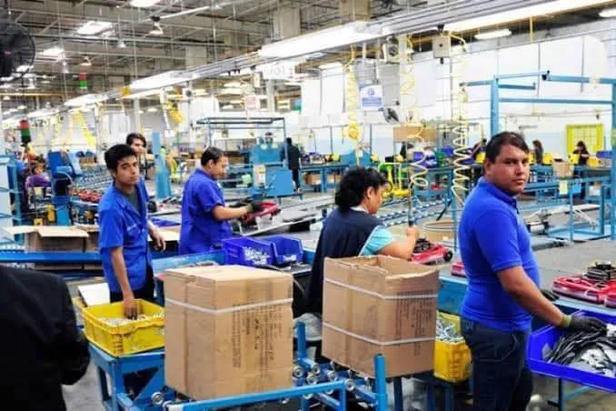 Los trabajadores ya no podrán estar de pie durante mucho tiempo / Redes Sociales