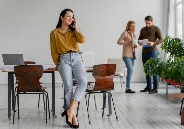 Los empleadores deberán proporcionar asientos adecuados a sus empleados / FREEPIK