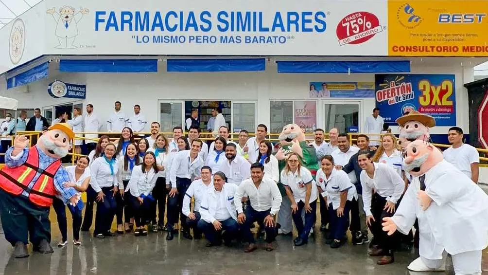 Dr. Simi es la mascota de Farmacias Similares/X