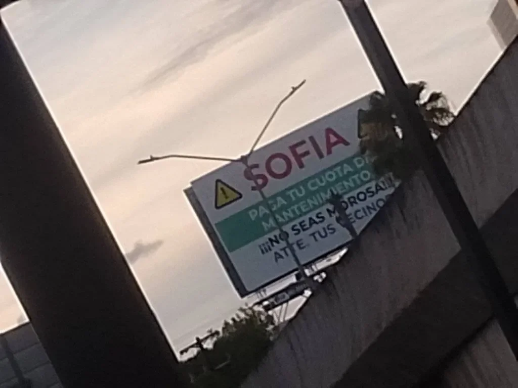 Sobre la avenida Eugenio Garza Sada está el anuncio 'balconeador' / Redes Sociales