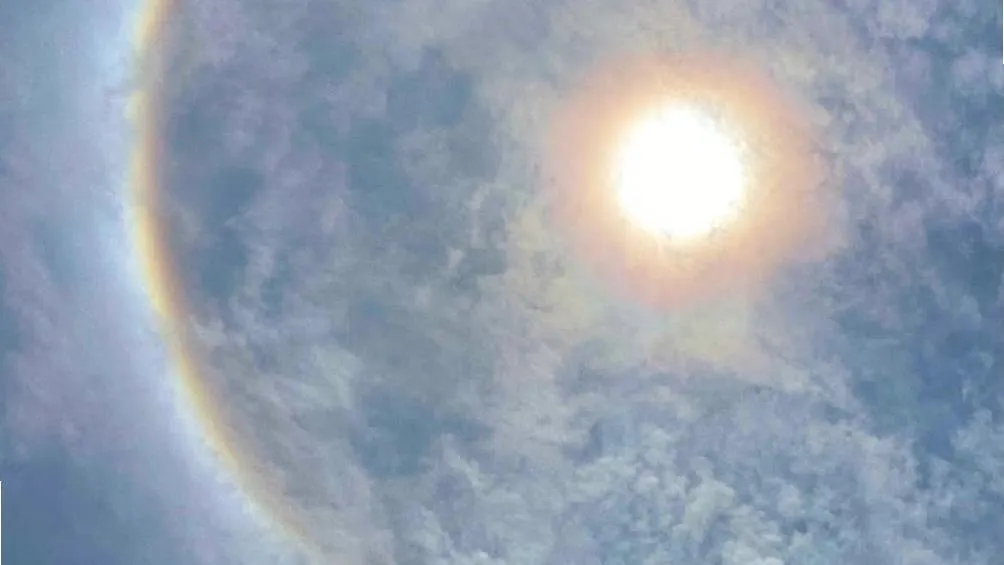 El halo solar es un fenómeno óptico que se produce cuando la luz del Sol atraviesa cristales de hielo presentes en nubes delgadas y altas, conocidas como cirrostratus, ubicadas en las capas superiores de la atmósfera/Redes Sociales