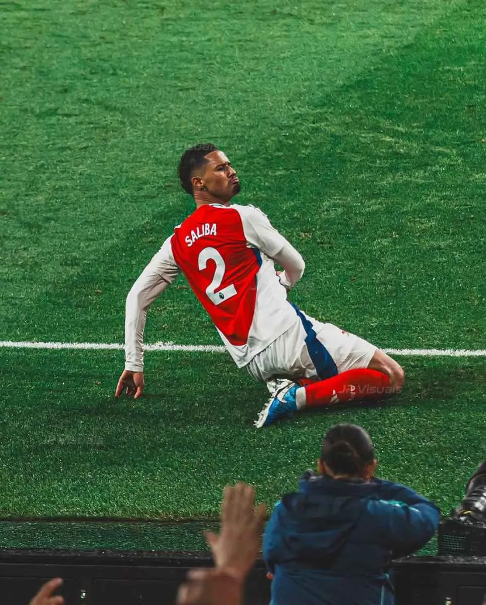 Saliba tiene contrato hasta 2027 con Arsenal