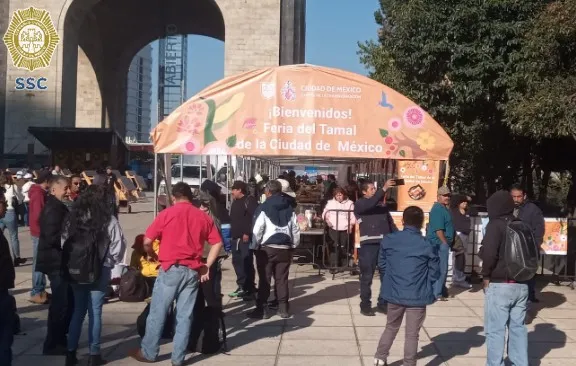 La cita la explanada del Monumento a la Revolución / Especial