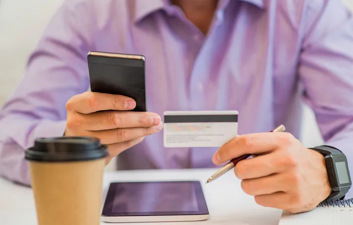 Antes de prestarla pide que te hagan transferencia del monto a gastar / FREEPIK