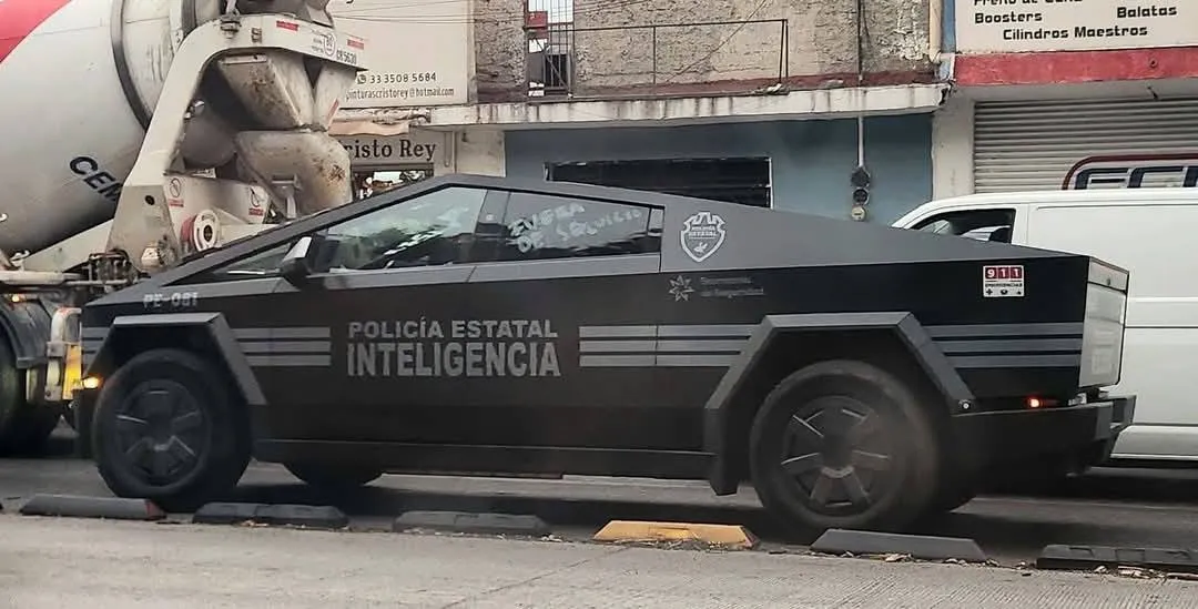 Las patrullas de Tesla impactan al pasar por las calles / Redes Sociales