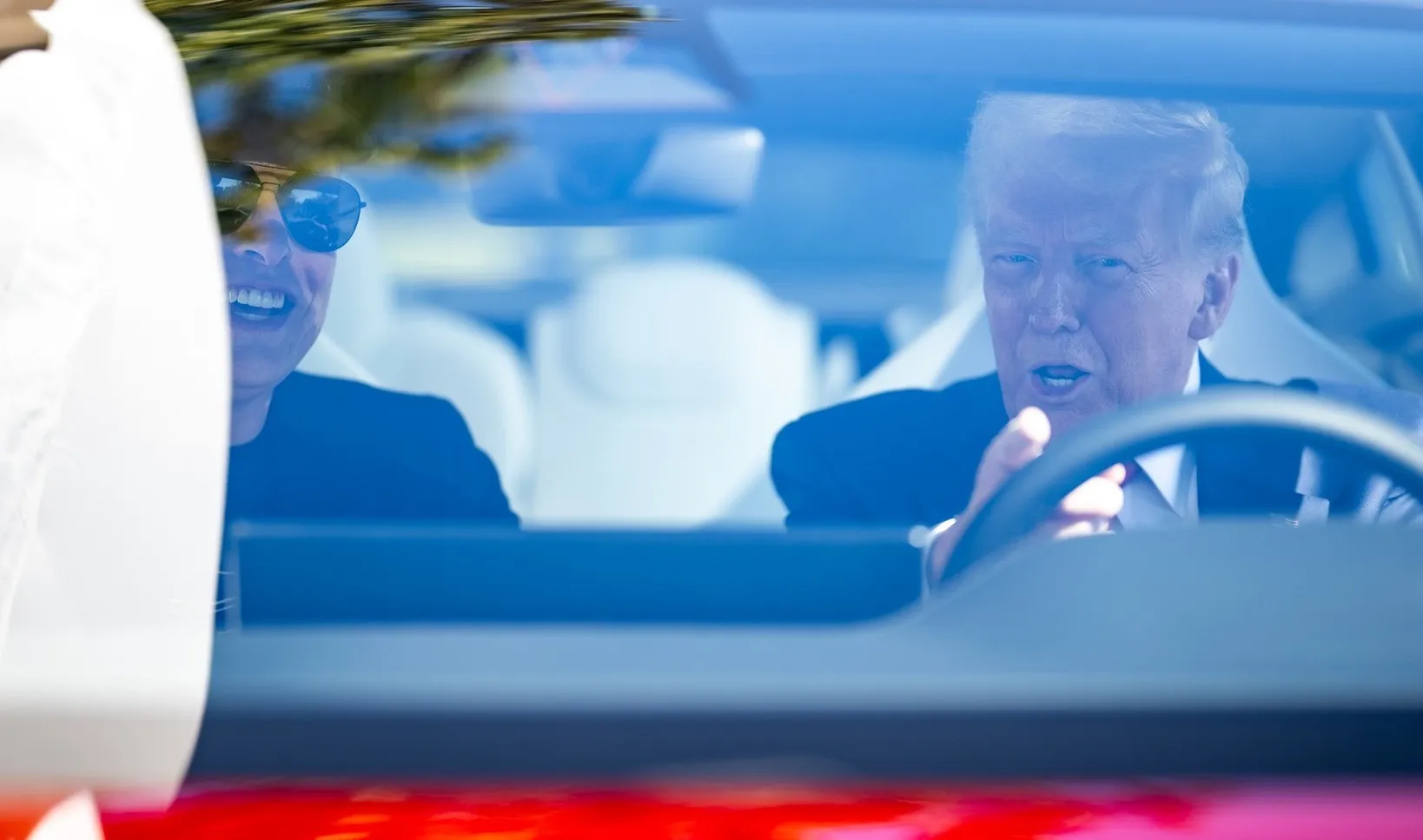 Trump salió a dar un paseo en su nuevo auto afuera de la Casa Blanca / Redes Sociales