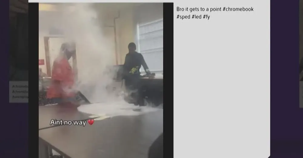 Los alumnos hacen que sus computadoras escolares se quemen / Redes Sociales