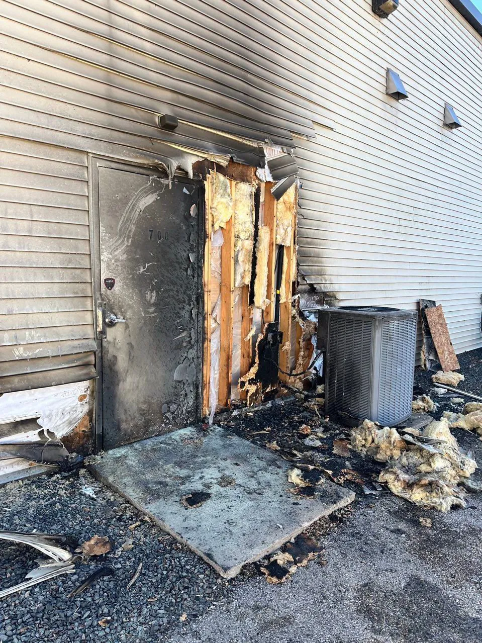 El atacante sólo pudo incendiar la parte de atrás de la oficina del político / Redes Sociales