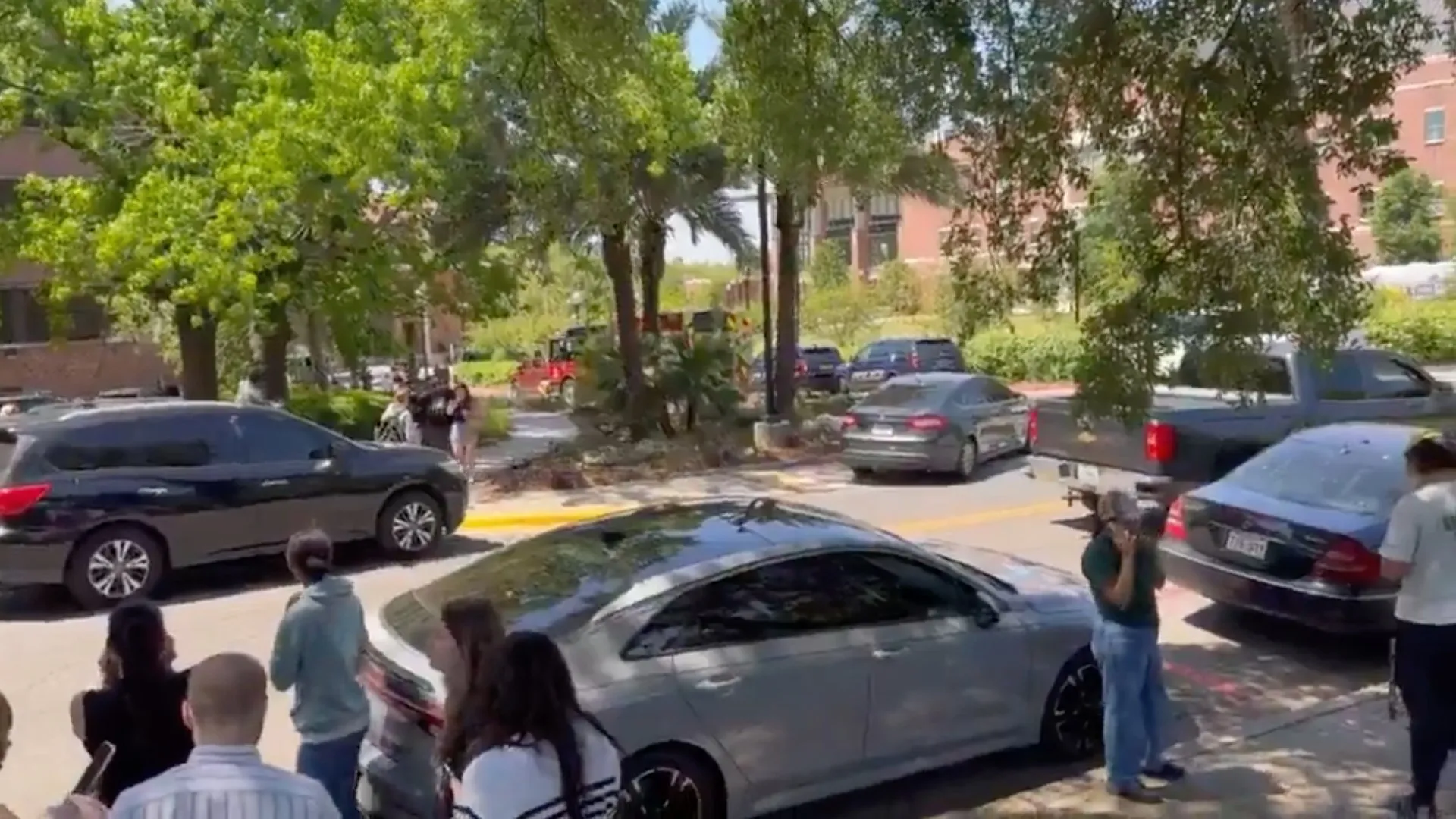 Los estudiantes buscaron refugio tras la alerta en la universidad / Redes Sociales