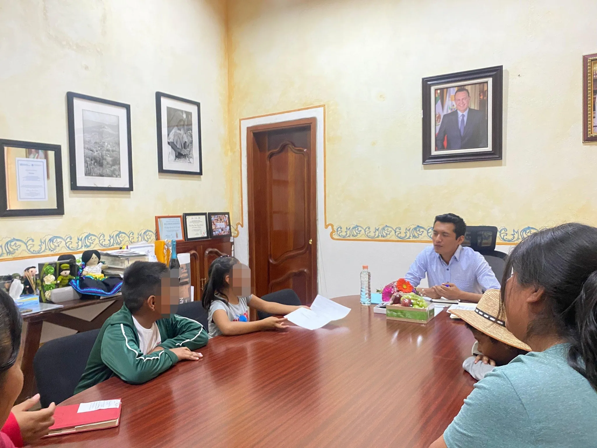 El presidente municipal de Tolimán dijo que sus alumnos le dieron el regalo / FB: @TuTienesElPoderalexito