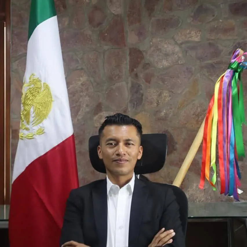 El edíl ha sido cuestionado por el valor del regalo / FB: @TuTienesElPoderalexito