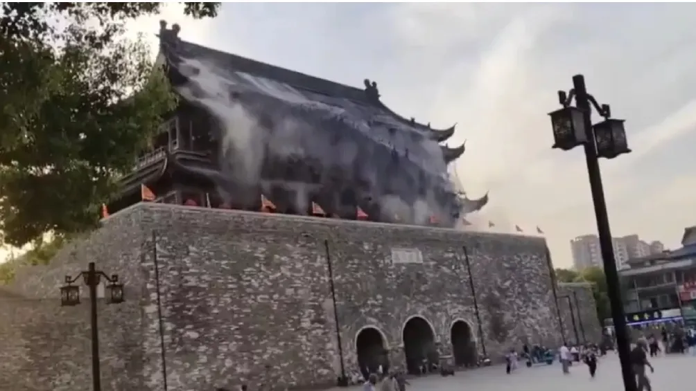 Sin motivo aparente colapsó parte del techo de la Torre de Tambor de Fengyang / Redes Sociales